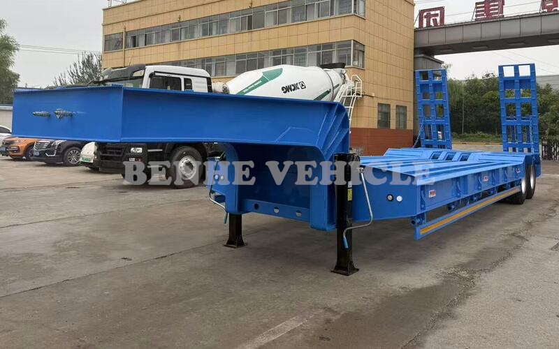 سيتم شحن مقطورة Lowbed ذات محورين إلى الجابون